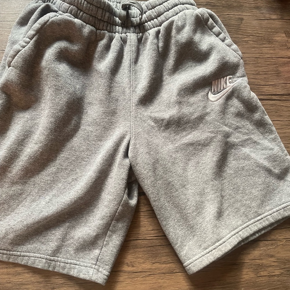 Nike club sweat-shorts gray, with pockets  size boys xl